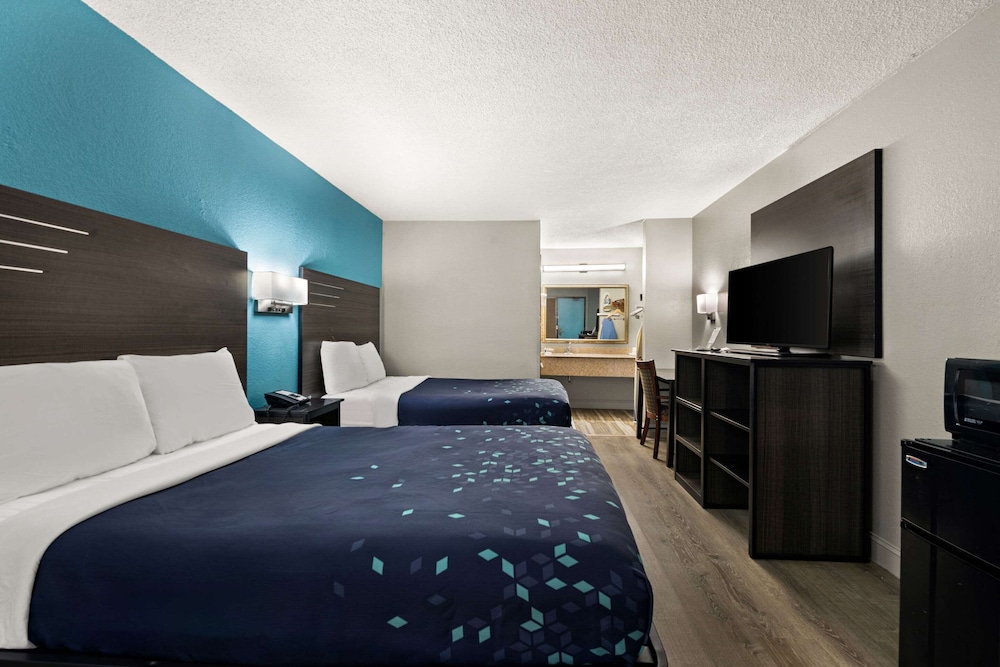 Standard Room, 2 Double Beds, Smoking - Photo 3