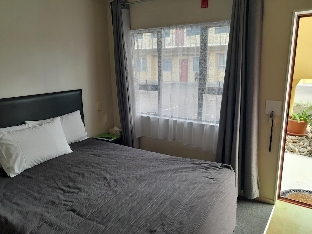 Basic Studio Suite, 1 Queen Bed photo 1