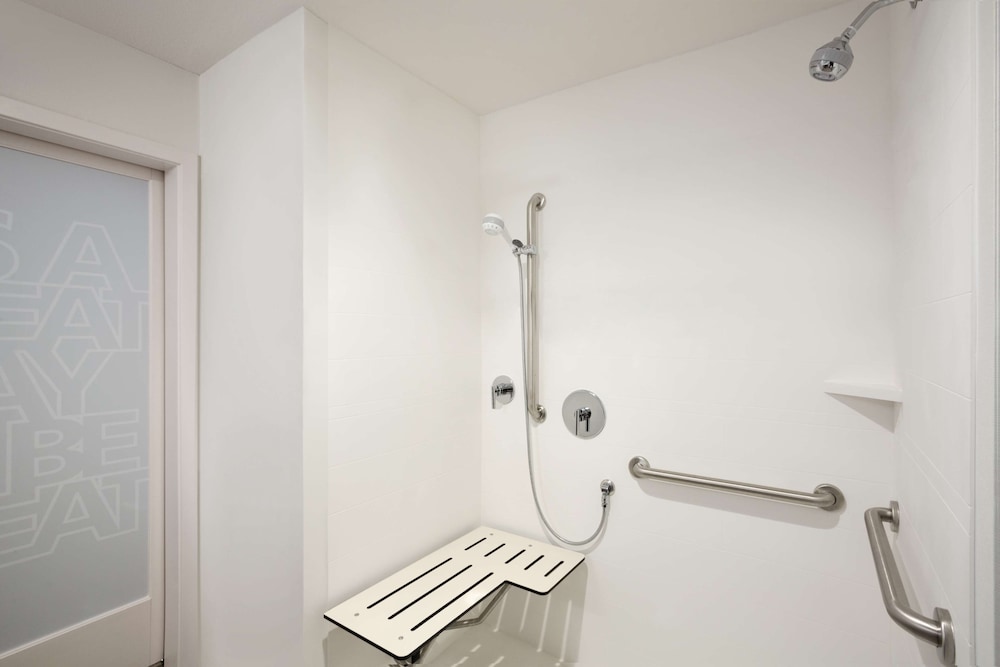 Studio, 1 King Bed, Accessible (Roll-In Shower) photo 3