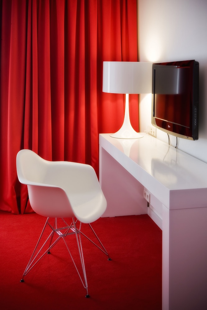 Honeymoon Suite - Photo 4