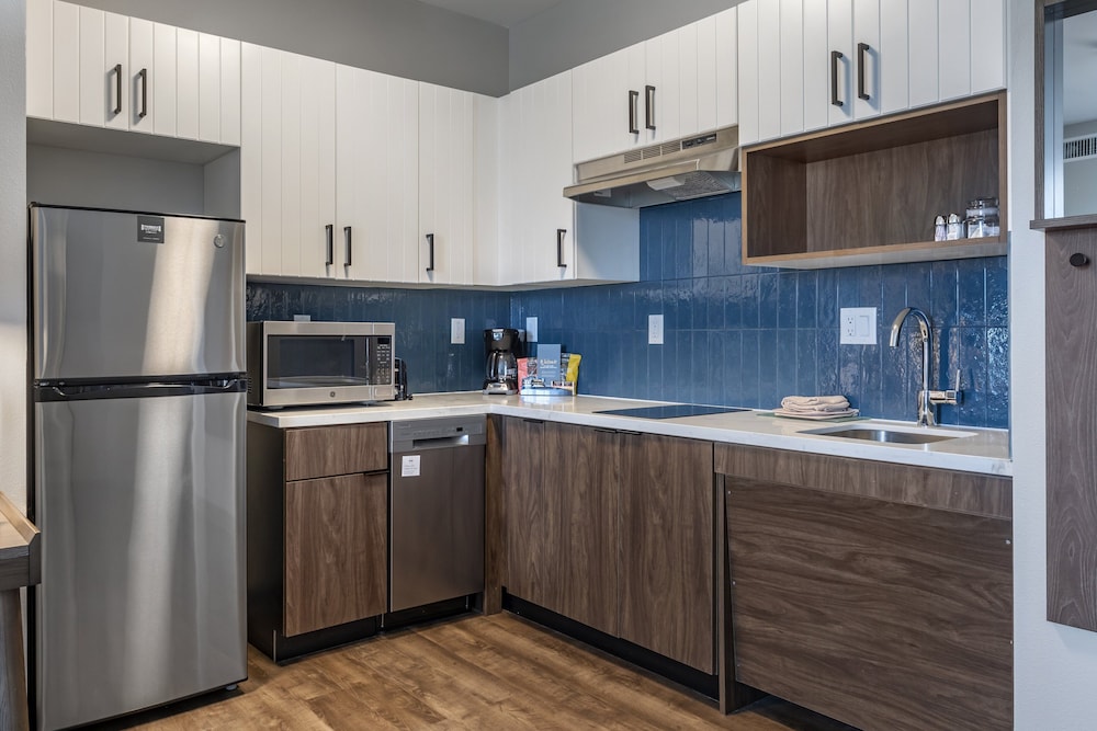 Suite, 1 Bedroom, Mobility Accessible, Kitchen (Mobility) - Photo 1