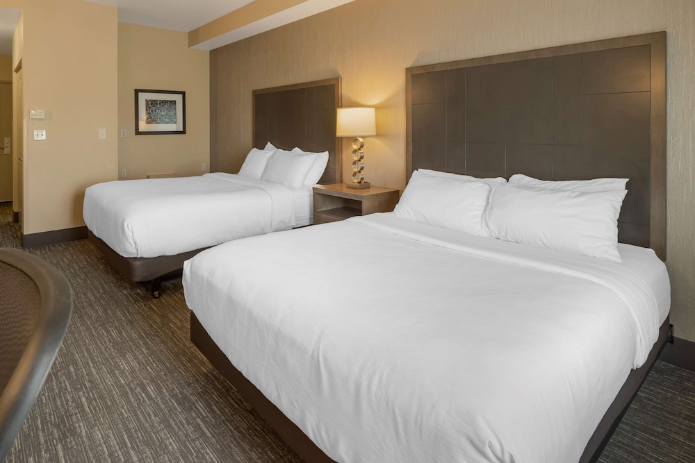 Standard Room, 2 Queen Beds, Non Smoking, Refrigerator - Photo 3
