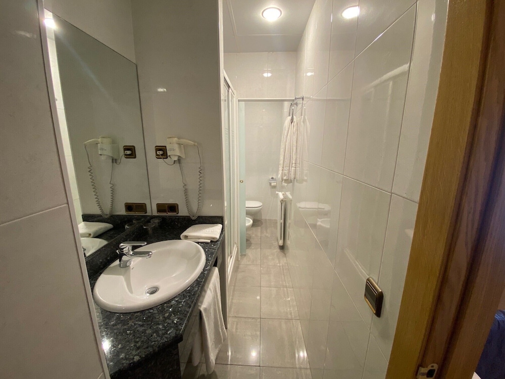 Double or Twin Room - Photo 4