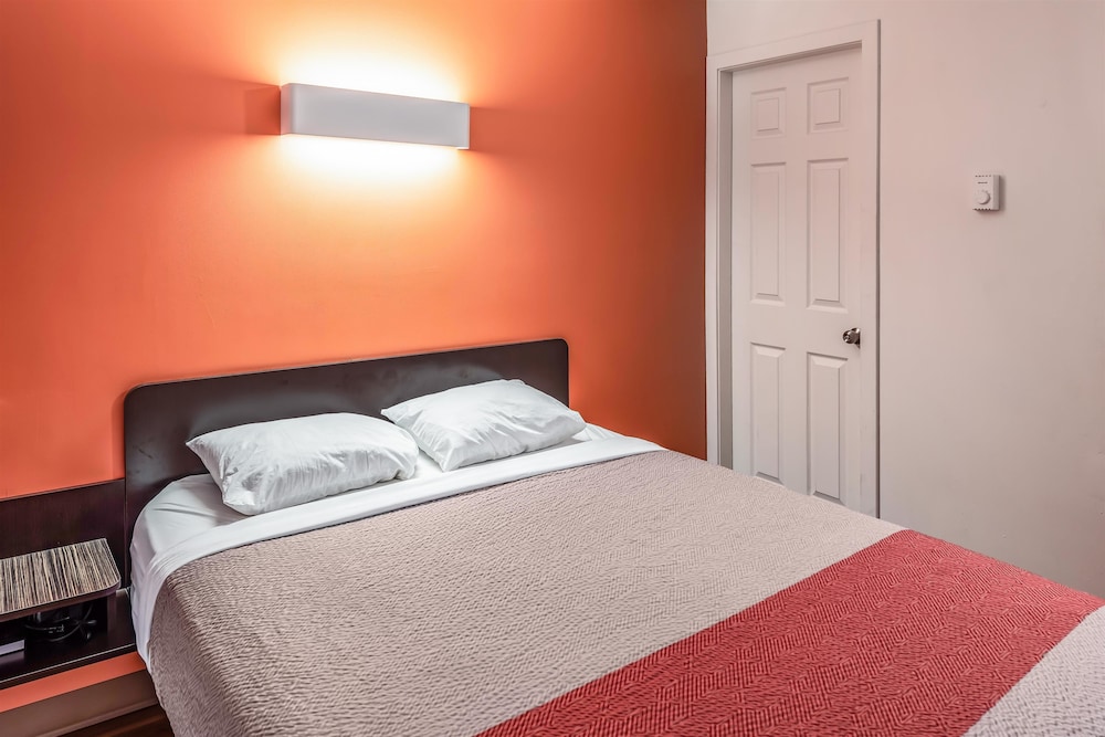 Deluxe Room, 1 Queen Bed, Non Smoking, Kitchenette photo 2