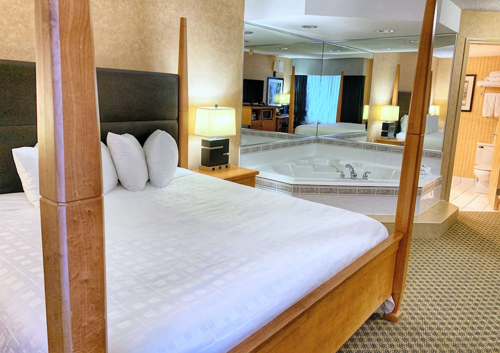 Suite, 1 King Bed, Non Smoking, Jetted Tub - Photo 5