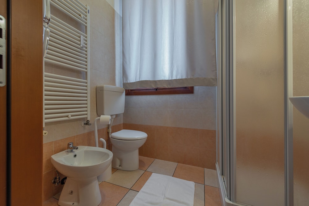 Classic Double Room, Non Smoking, Private Bathroom photo 2