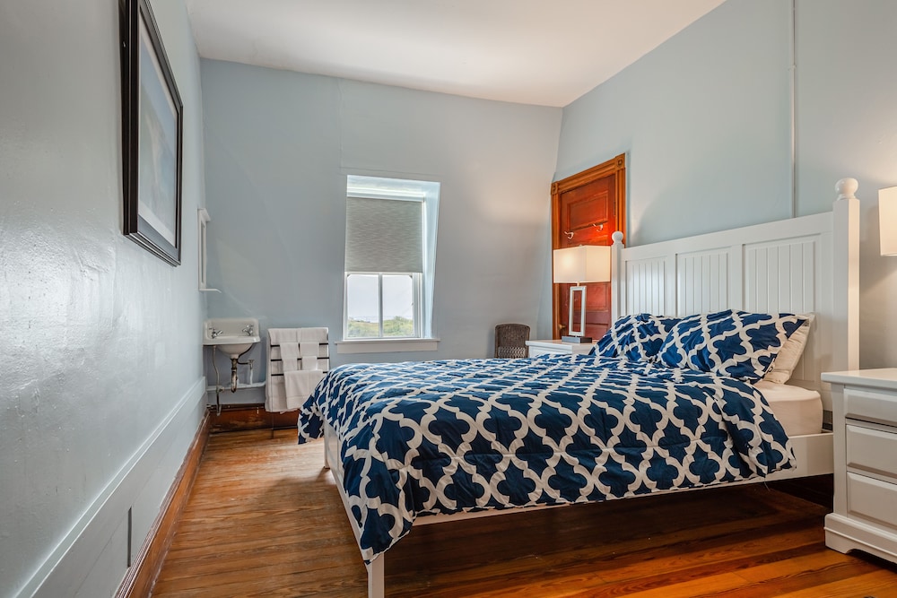 Room, 1 Queen Bed, Shared Bathroom (#8 Main Building) photo 1
