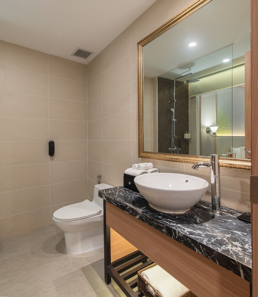 Superior Triple Room, City View - Photo 12