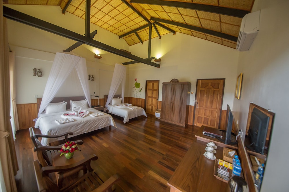 Deluxe Bungalow Family Room photo 2