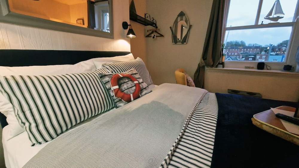 Double Room, Ensuite, Harbor View (Room 6,  2nd Floor) photo 1