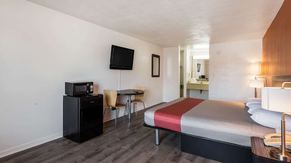 Deluxe Room, 1 King Bed, Non Smoking, Refrigerator & Microwave - Photo 10