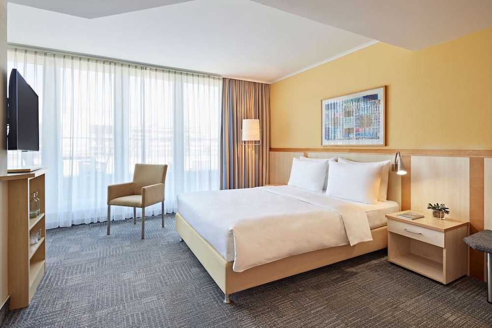 Deluxe Room, 1 Queen Bed, Balcony - Photo 1