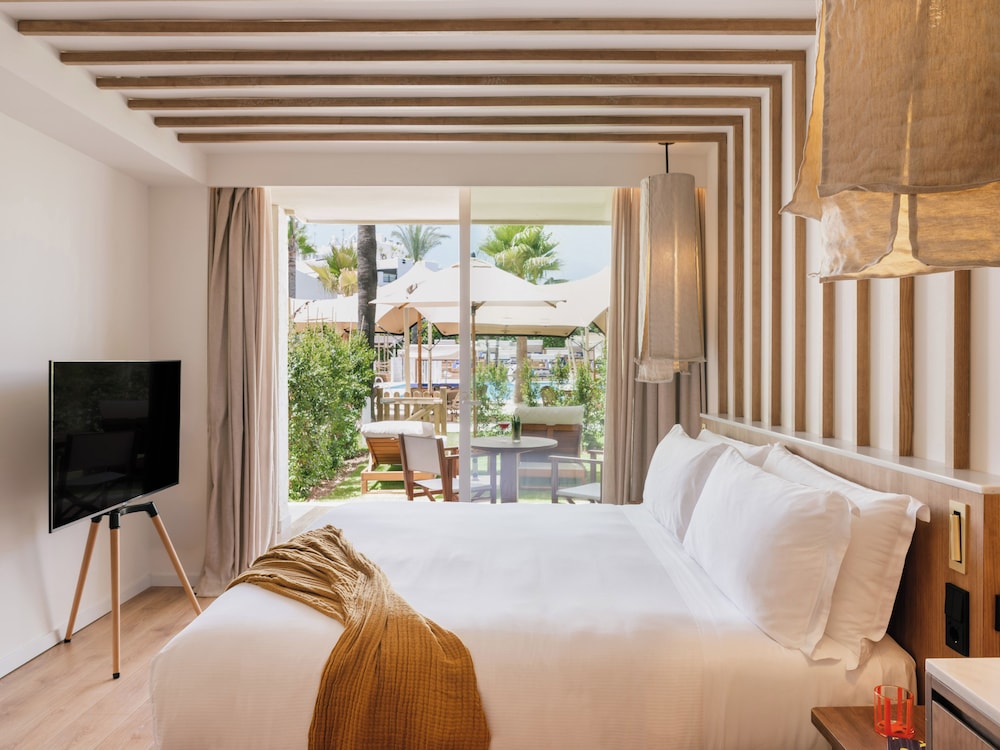 Superior ME+ Junior Suite with Garden and Oasis Garden (2+1)