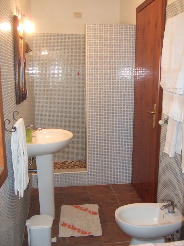 Double Room, 1 Queen Bed, Private Bathroom, Ground Floor photo 3