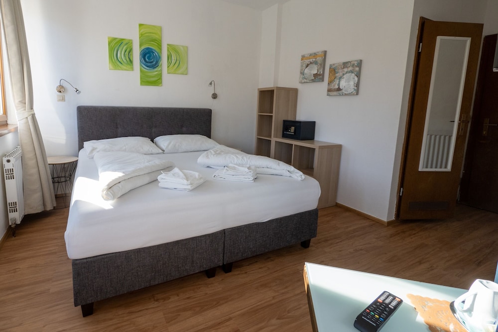 Deluxe Double Room, Ensuite, Mountain View - Photo 9