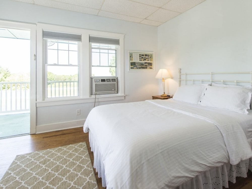 Double Room, Private Bathroom (Beach House 1st with Bunk) photo 1