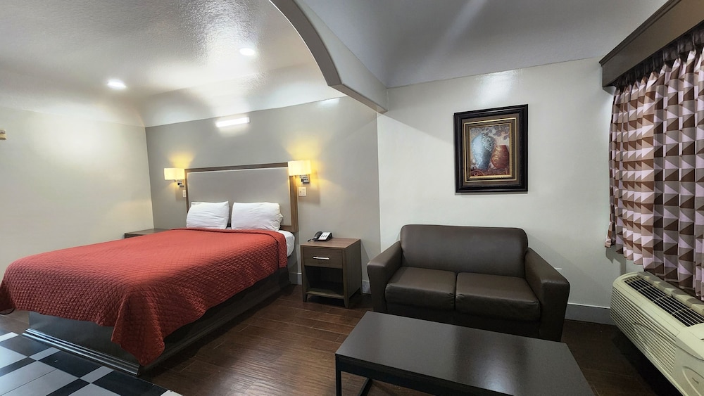 Deluxe Room, 1 King Bed, Non Smoking, Refrigerator & Microwave - Photo 1