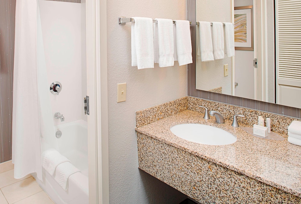 Room, 2 Queen Beds (Mobility/Hearing Accessible, Tub) photo 3
