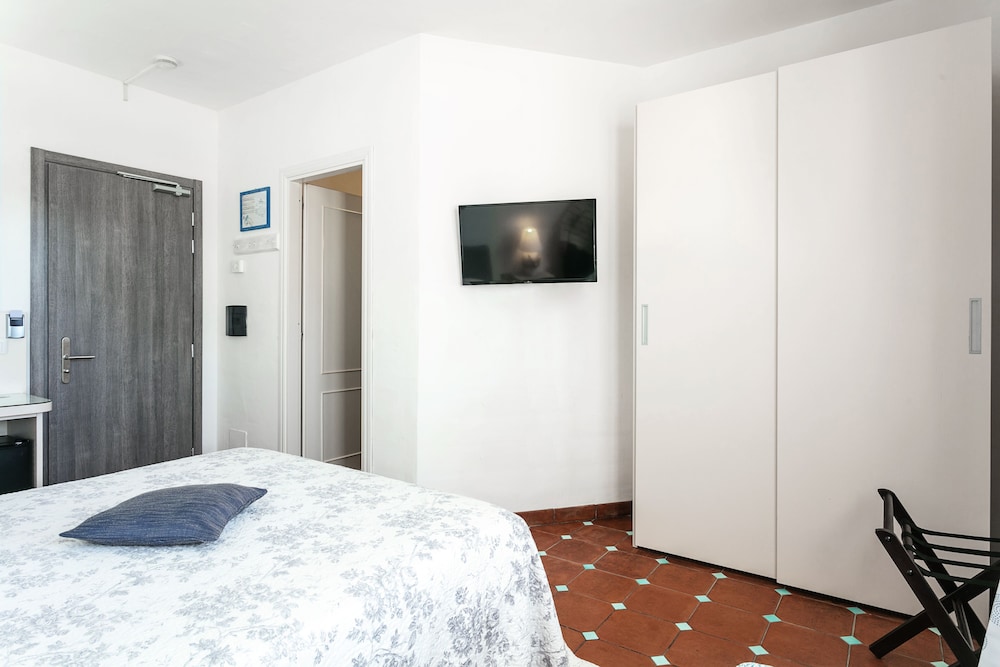 Standard Double Room - Photo 8