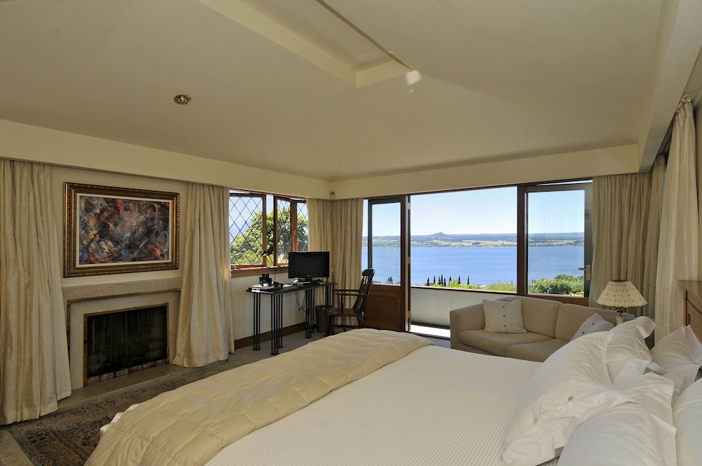 Lake Executive Suite photo 1