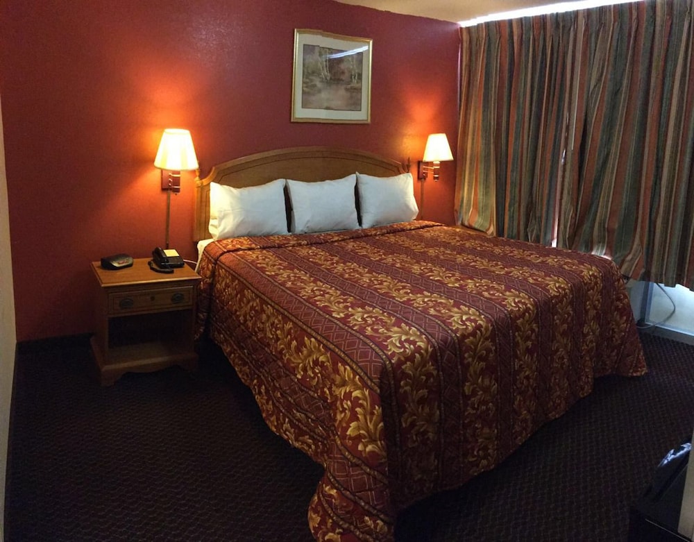 Basic Room, 1 King Bed, Non Smoking