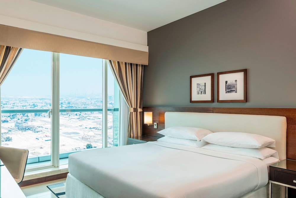 Business Suite, 1 King Bed, Non Smoking, Balcony, photo 6