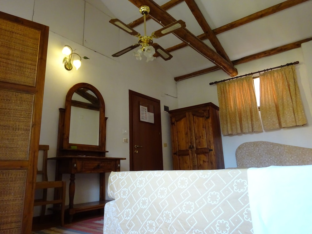Economy Double Room, Shared Bathroom photo 2