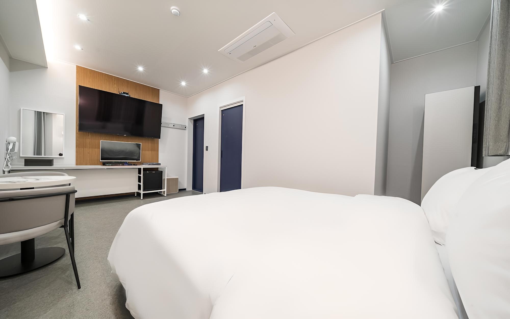 Room (Semi-Special Room (1PC/Netflix/Styler) - Photo 13