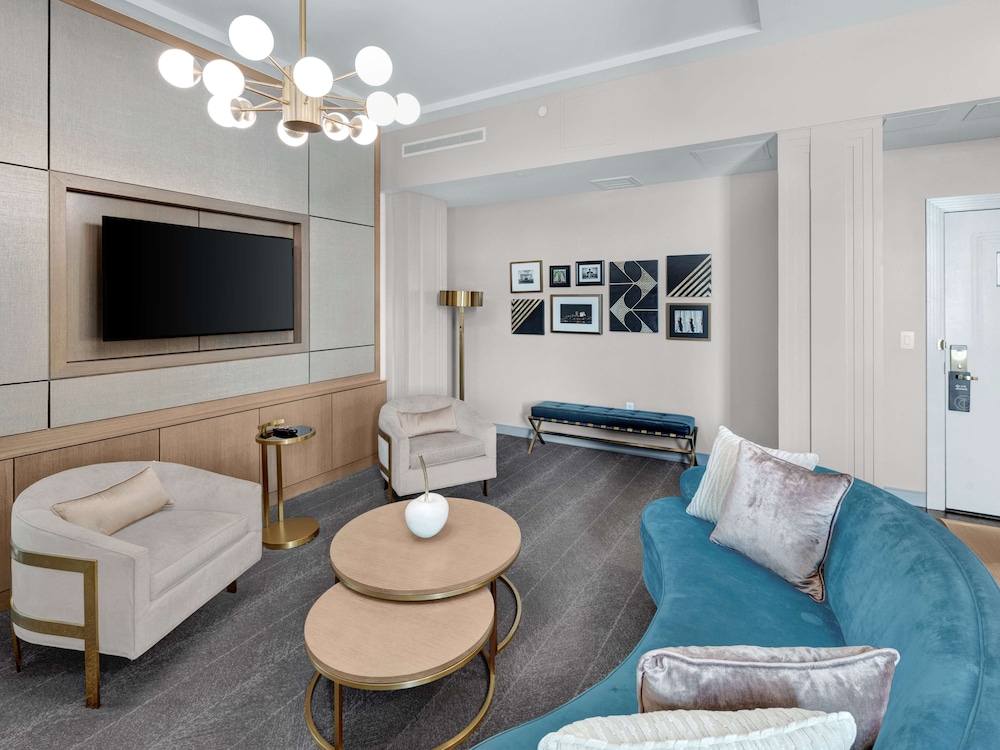 Suite, 1 King Bed, Club Lounge Access (Petite Lounge) - Photo 4