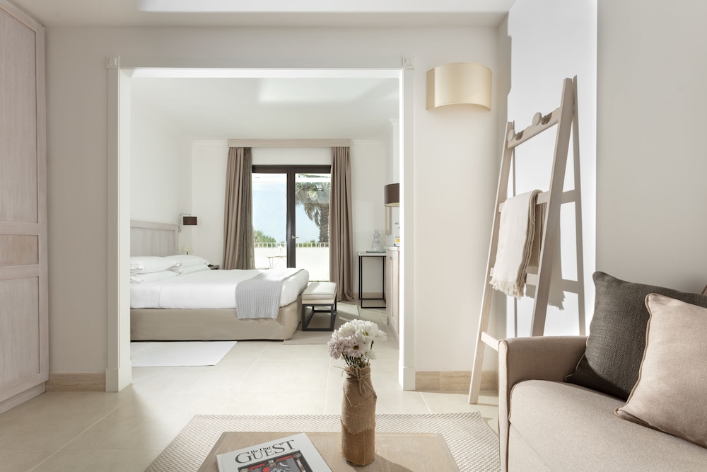 Junior Double Room, 1 Bedroom, Balcony, Partial Sea View photo 3