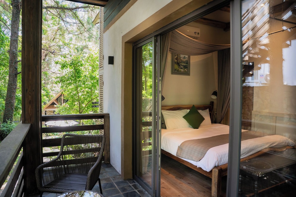 Deluxe Double Room, 1 King Bed, Terrace, Garden View