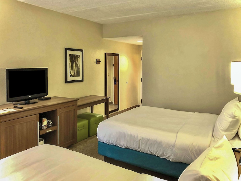 Room, 2 Queen Beds, Accessible, Non Smoking - Photo 1