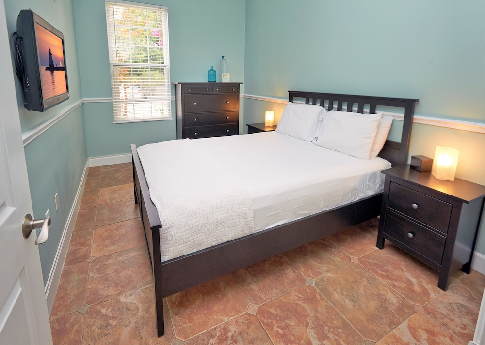 Deluxe Suite, 1 Queen Bed, Kitchen, Ground Floor