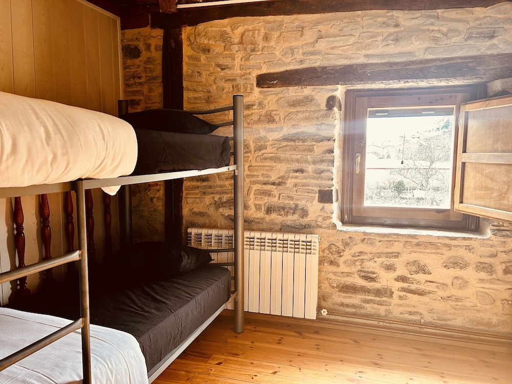 Dormitorio Compartido Económico con Vista a la Montaña