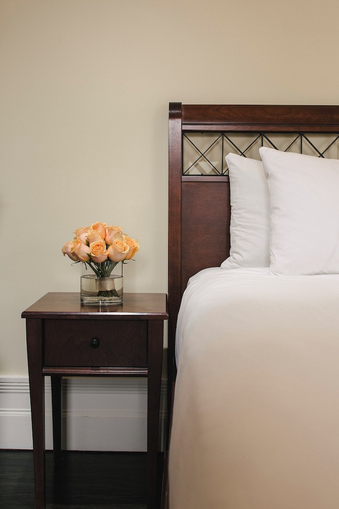 Classic Room, 1 King Bed thumbnail 5