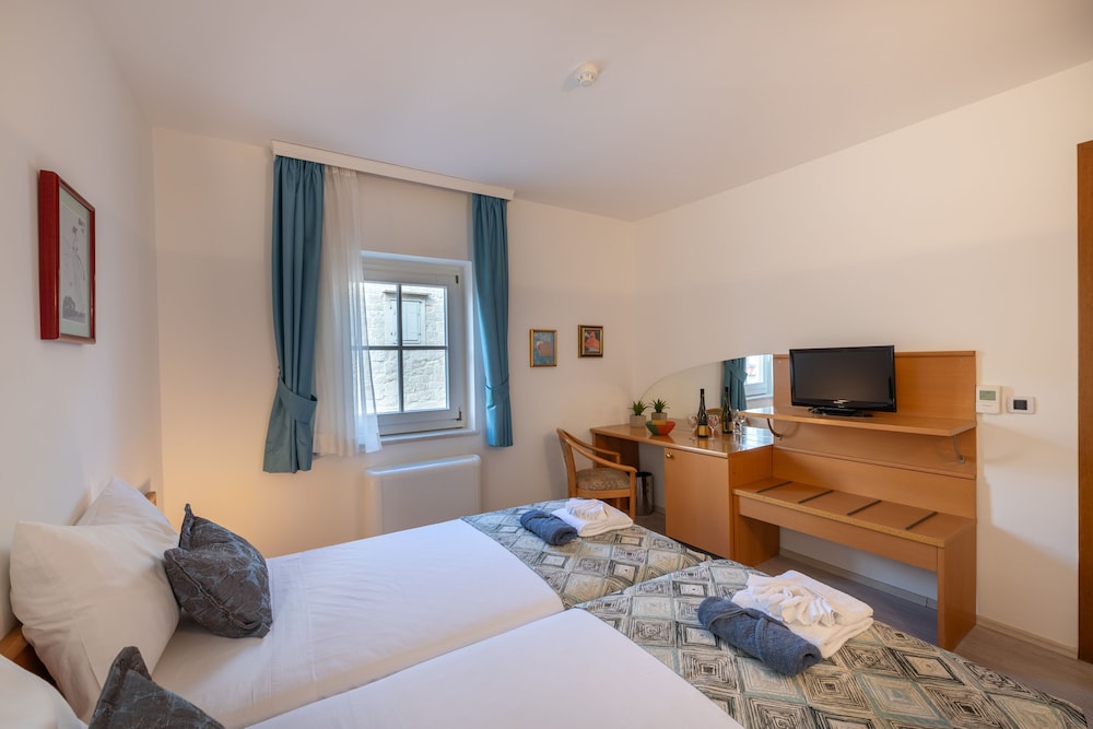 Standard Room, 2 Twin Beds - Photo 2