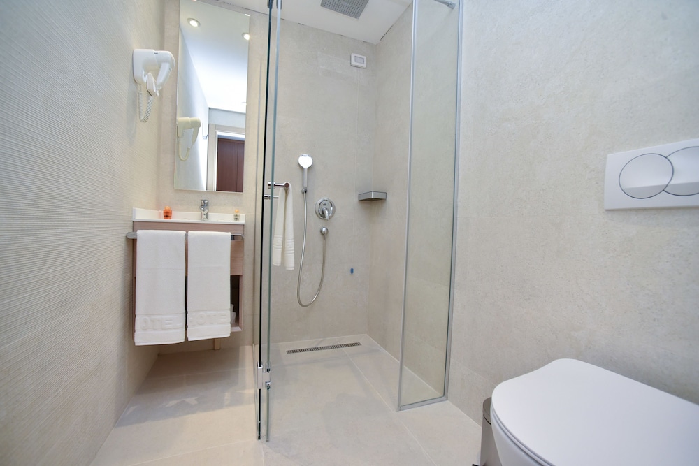 Deluxe Double Room, 1 Queen Bed with Sofa bed, Accessible photo 3