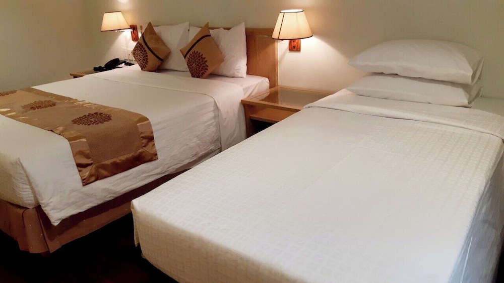Deluxe triple room with double and single bed photo 2