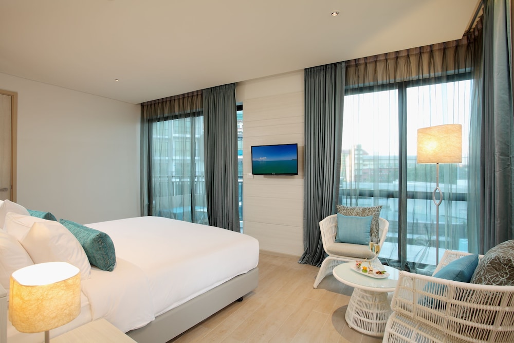 Premier Room, 1 King Bed photo 2