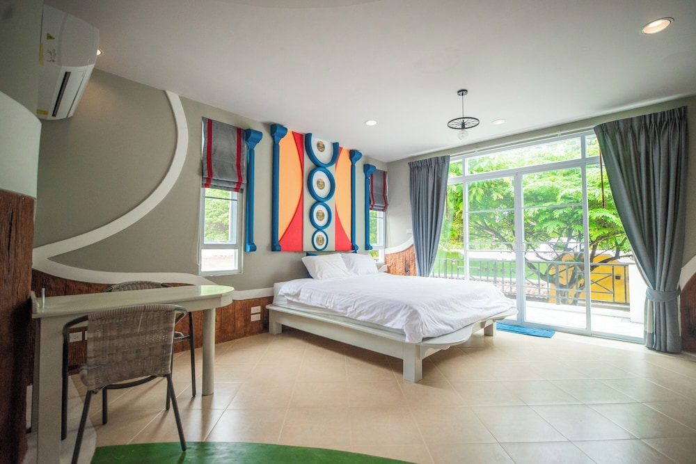 Deluxe Room, 1 King Bed, Non Smoking, Garden View - Photo 4