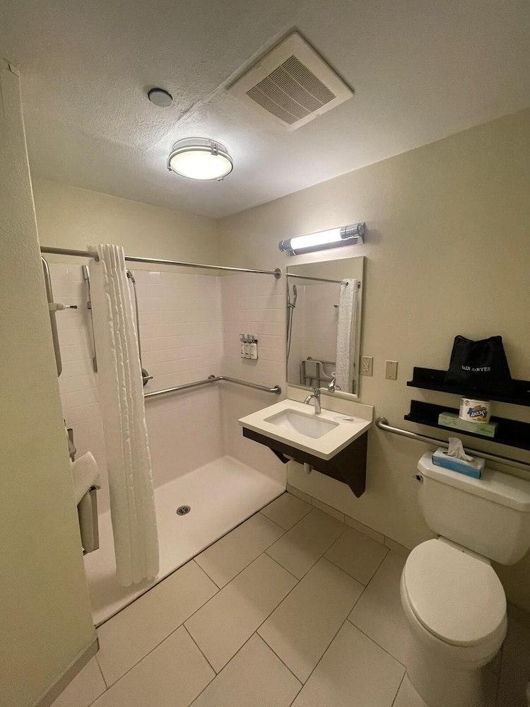 Studio Suite, 1 Queen Bed, Roll-in Shower (Mobility Accessible) - Photo 5