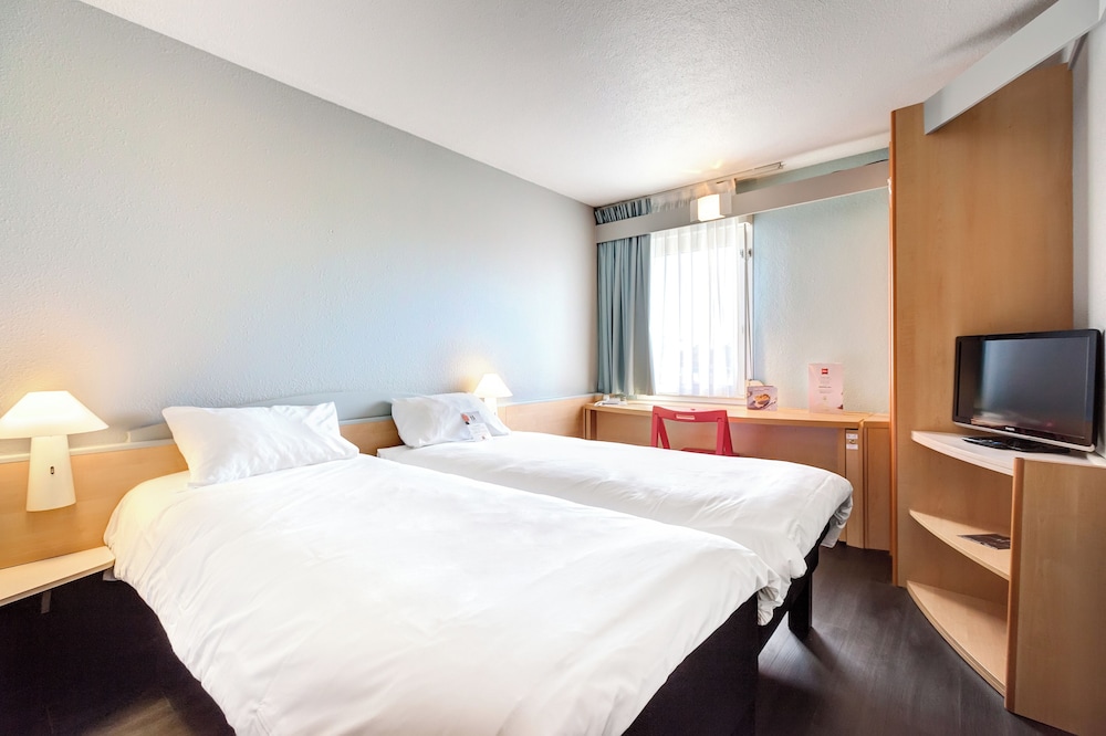 Standard room (2 single beds and a child's bed)