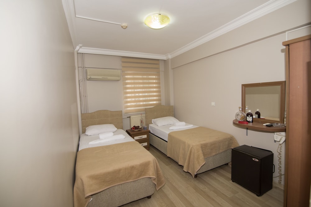 Basic Twin Room, Smoking