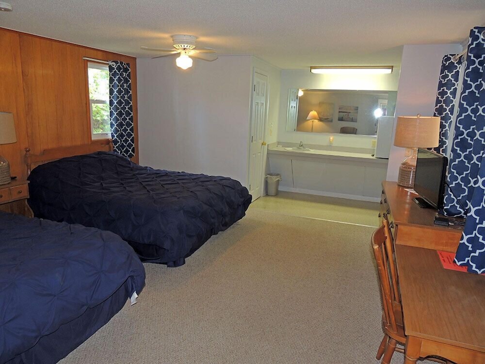 Room 8, 2 Queen Bed