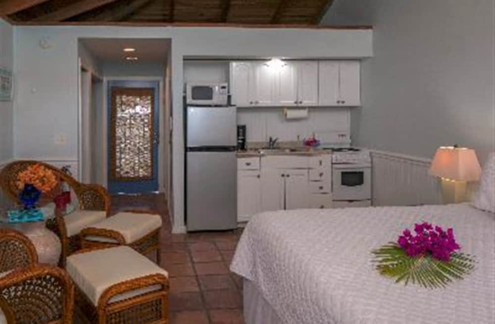 Waterfront Studio Suite (Poinsettia) photo 3