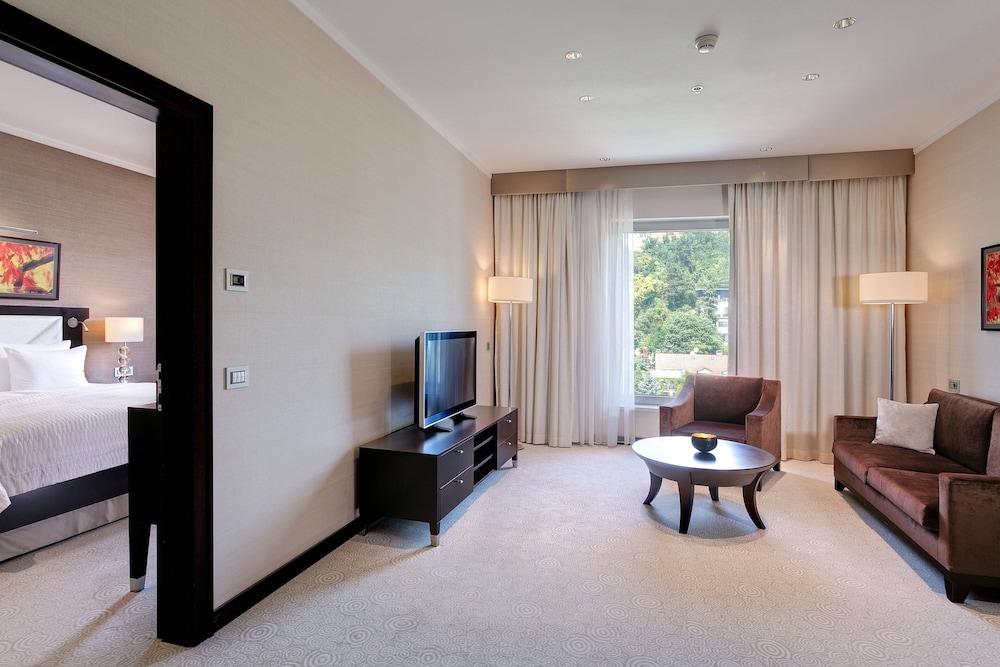 Deluxe Suite, 1 King Bed - Photo 3