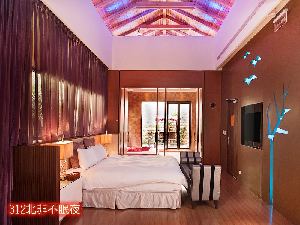 Premium Double Room, 1 King Bed photo 2