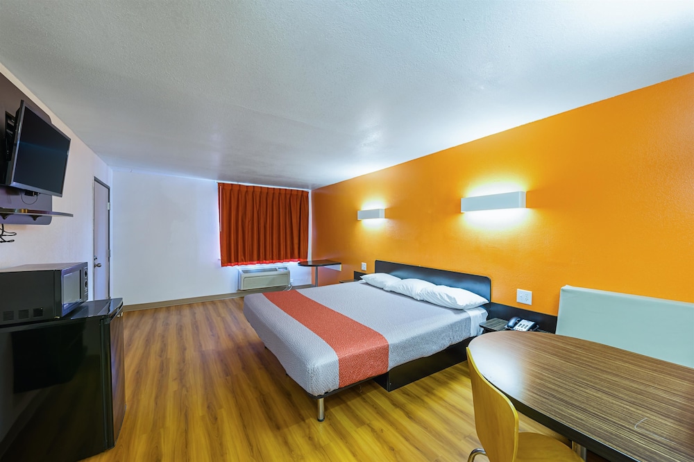Deluxe Suite, 1 King Bed, Accessible, Smoking photo 3