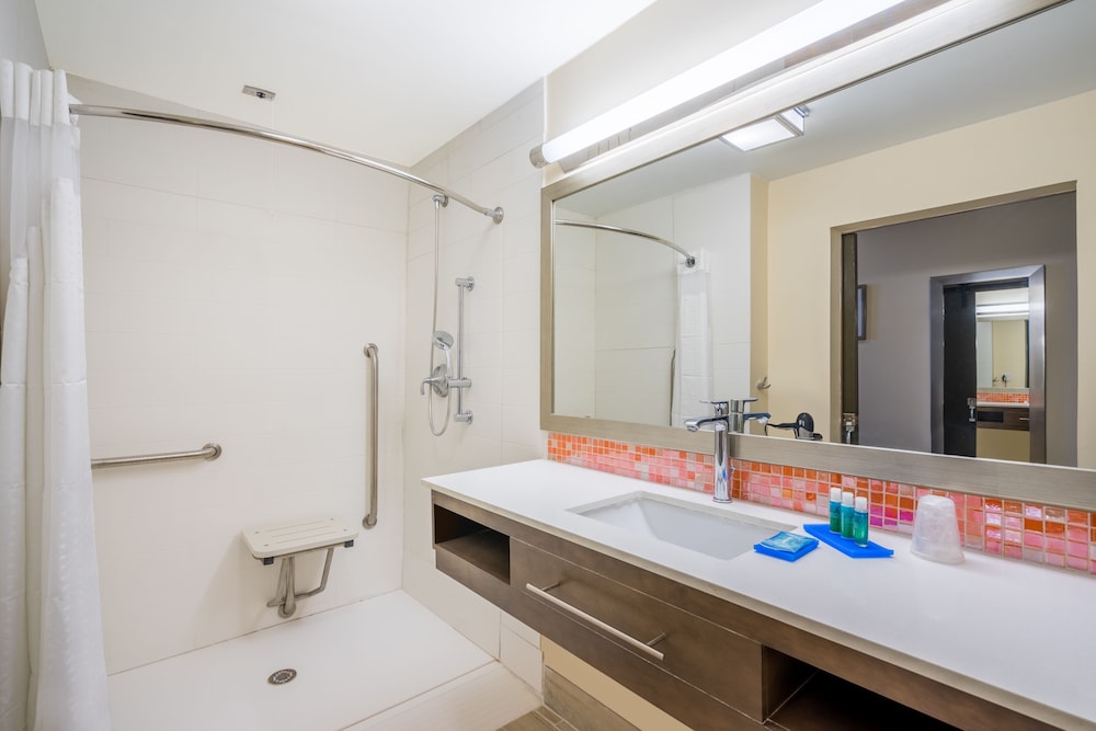 Suite, 2 Queen Beds, Balcony photo 3