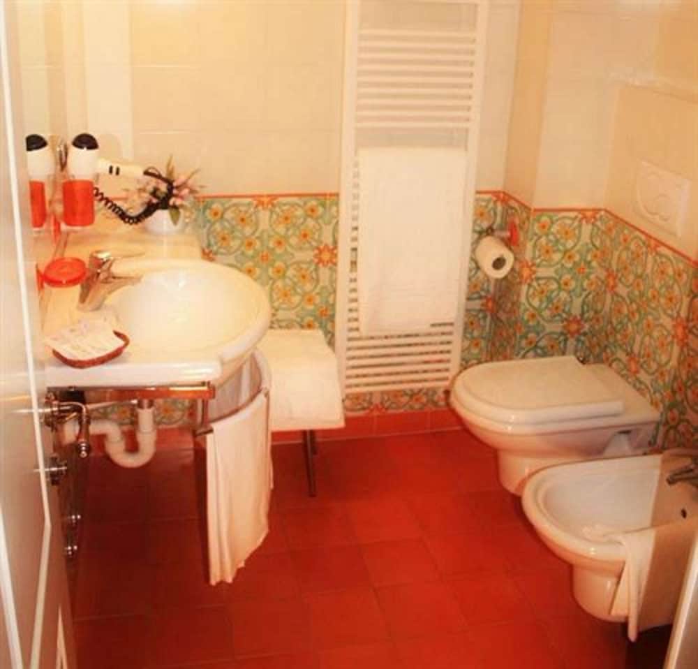 Standard Triple Room - Photo 8